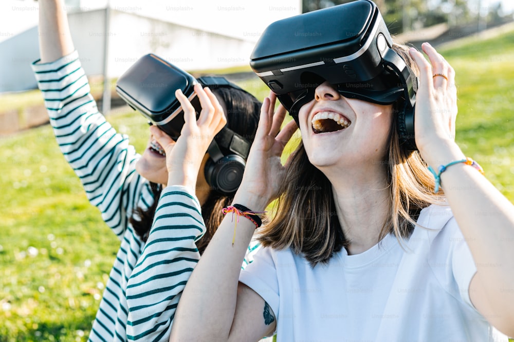 Zwei Mädchen spielen mit einem Paar virtueller Headsets
