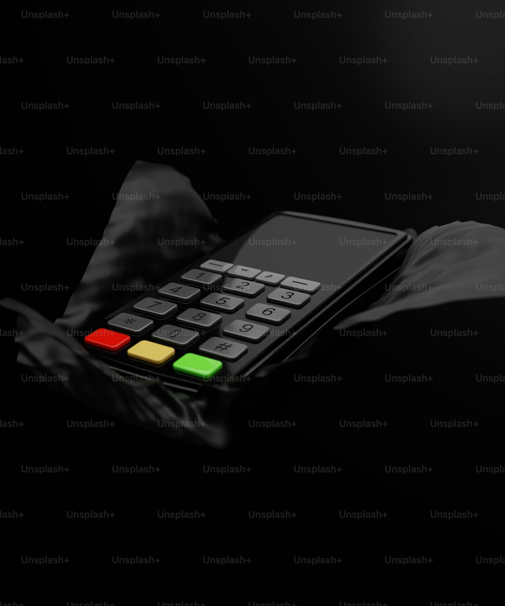 uma calculadora sentada em cima de uma superfície preta