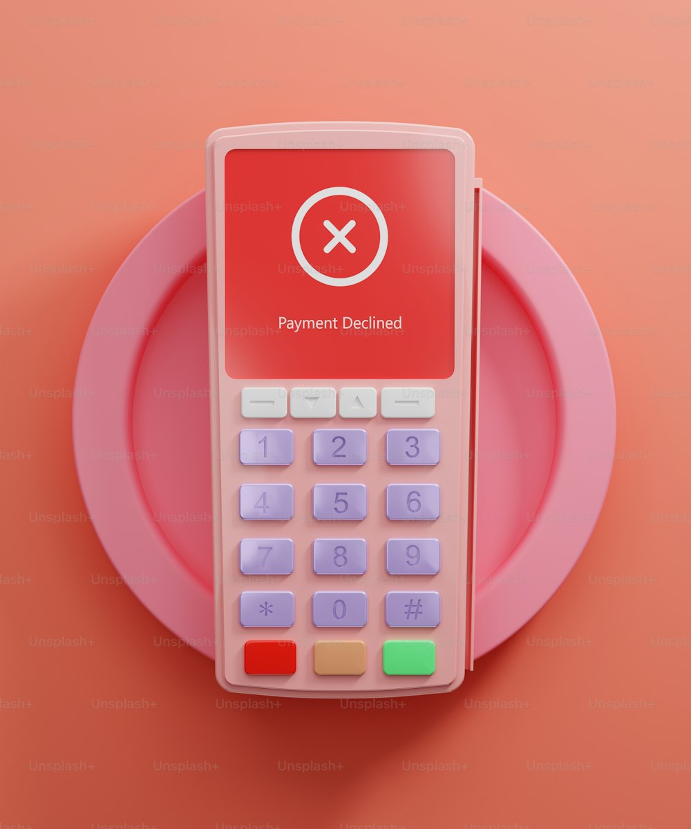 Ein Taschenrechner, der auf einem rosa Teller sitzt