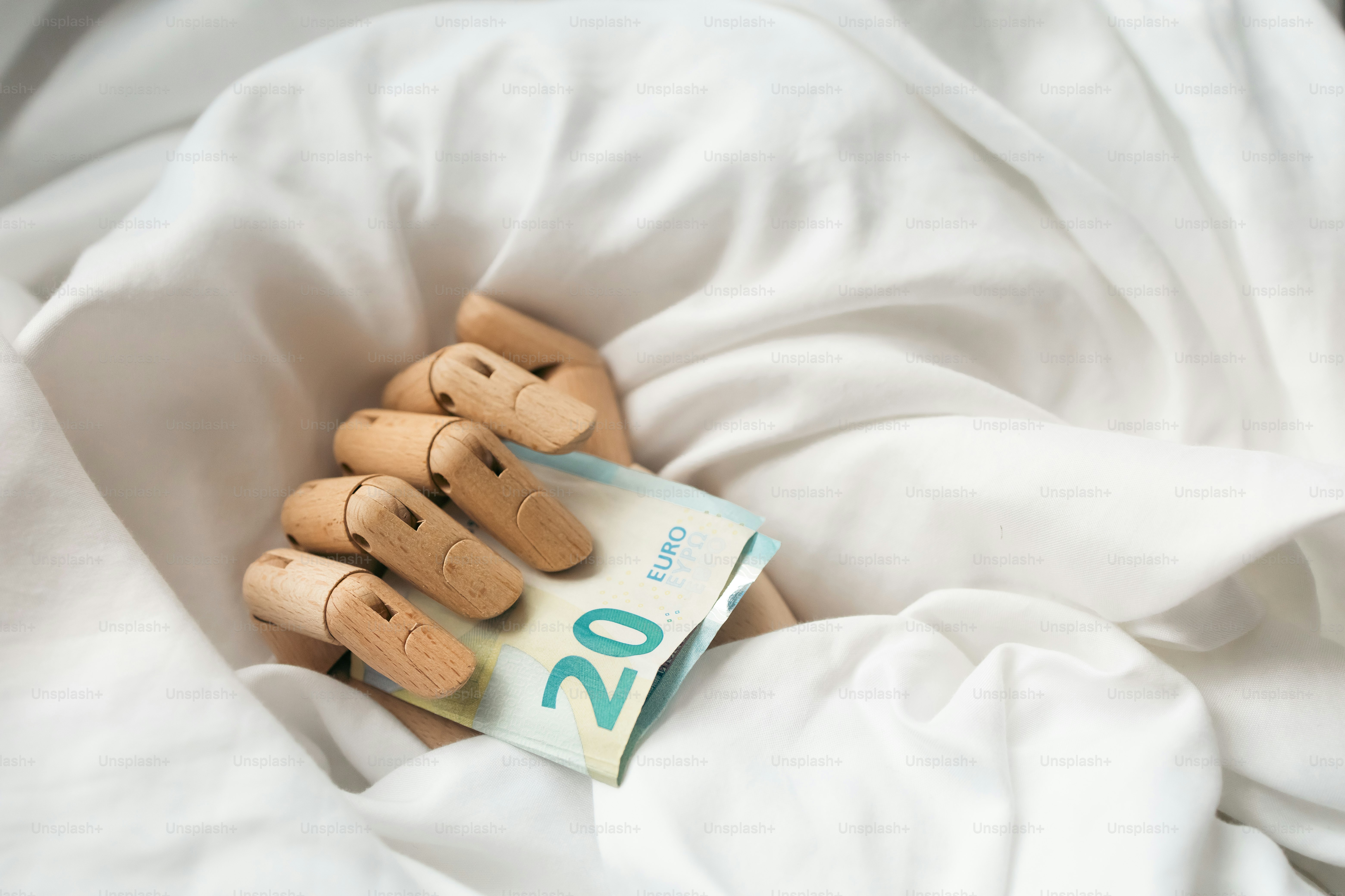 ein Haufen Holzpflöcke, die auf einem weißen Laken sitzen