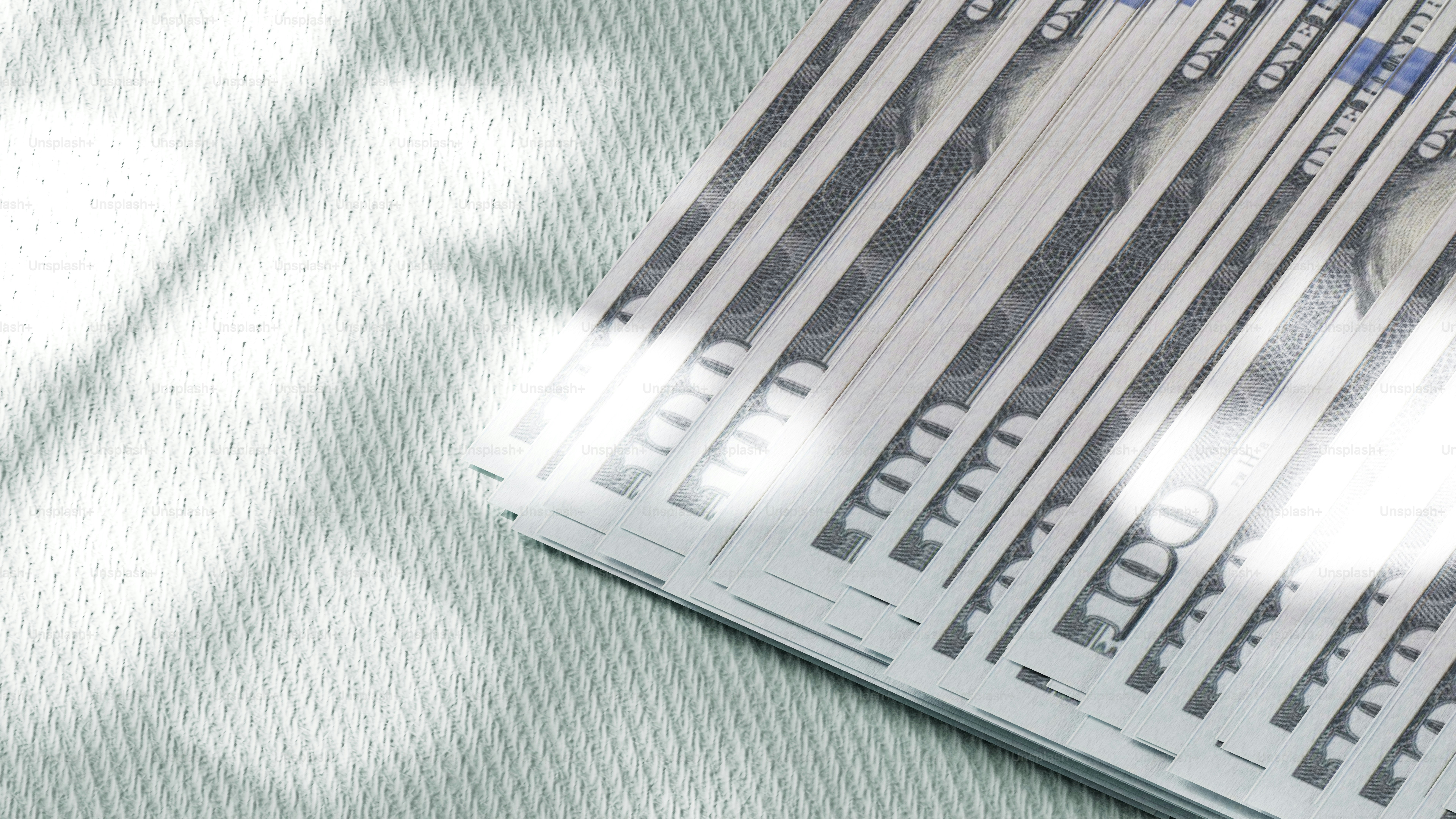 Ein Stapel Zwanzig-Dollar-Scheine, die auf einem Tisch sitzen