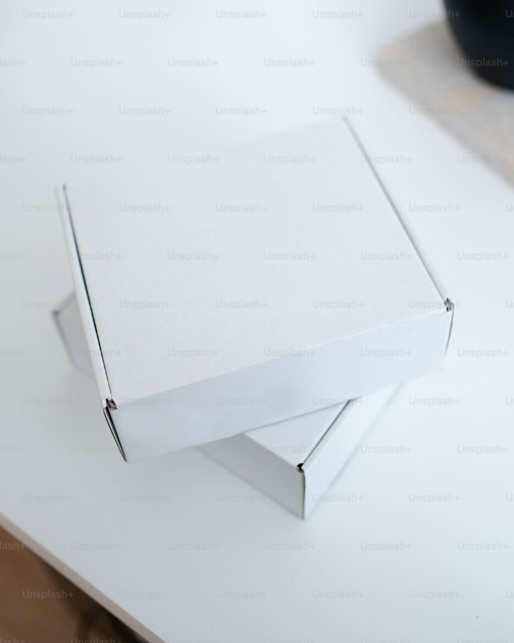 una scatola bianca seduta sopra un tavolo bianco