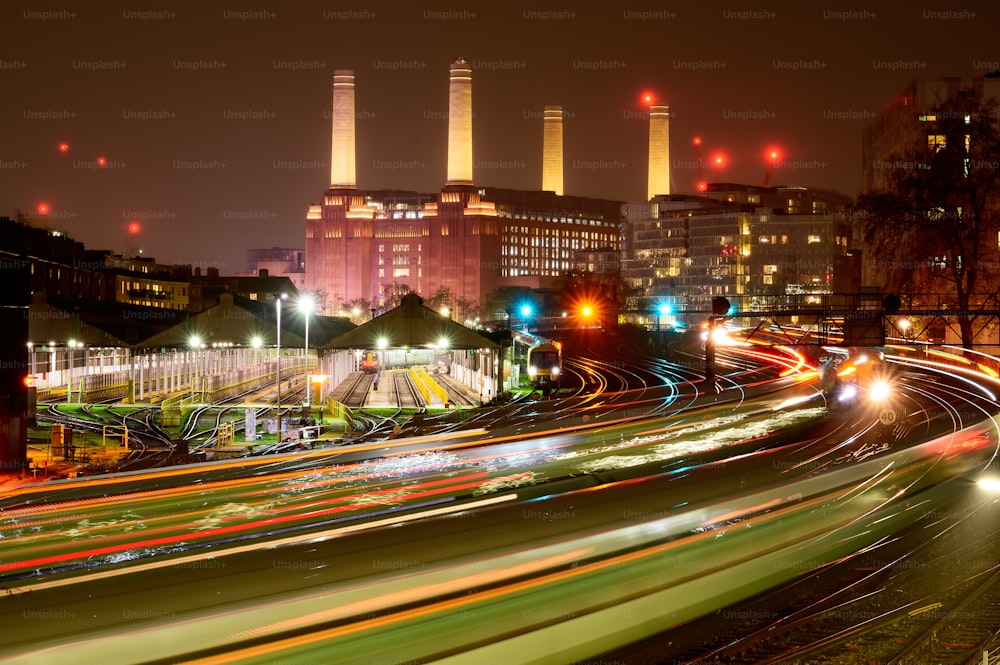 Uno skyline della città di notte con molto traffico