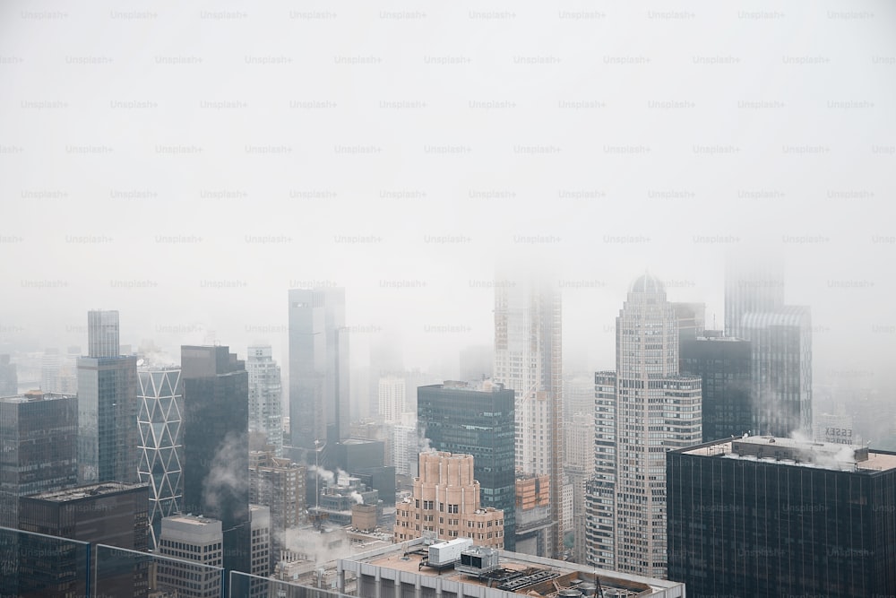 Una vista nebbiosa di una città con edifici alti