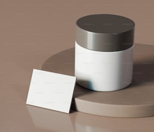 um recipiente branco sentado em cima de uma mesa ao lado de um cartão