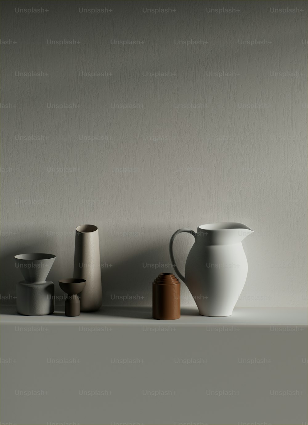 Eine Gruppe von Vasen, die auf einem Regal sitzen