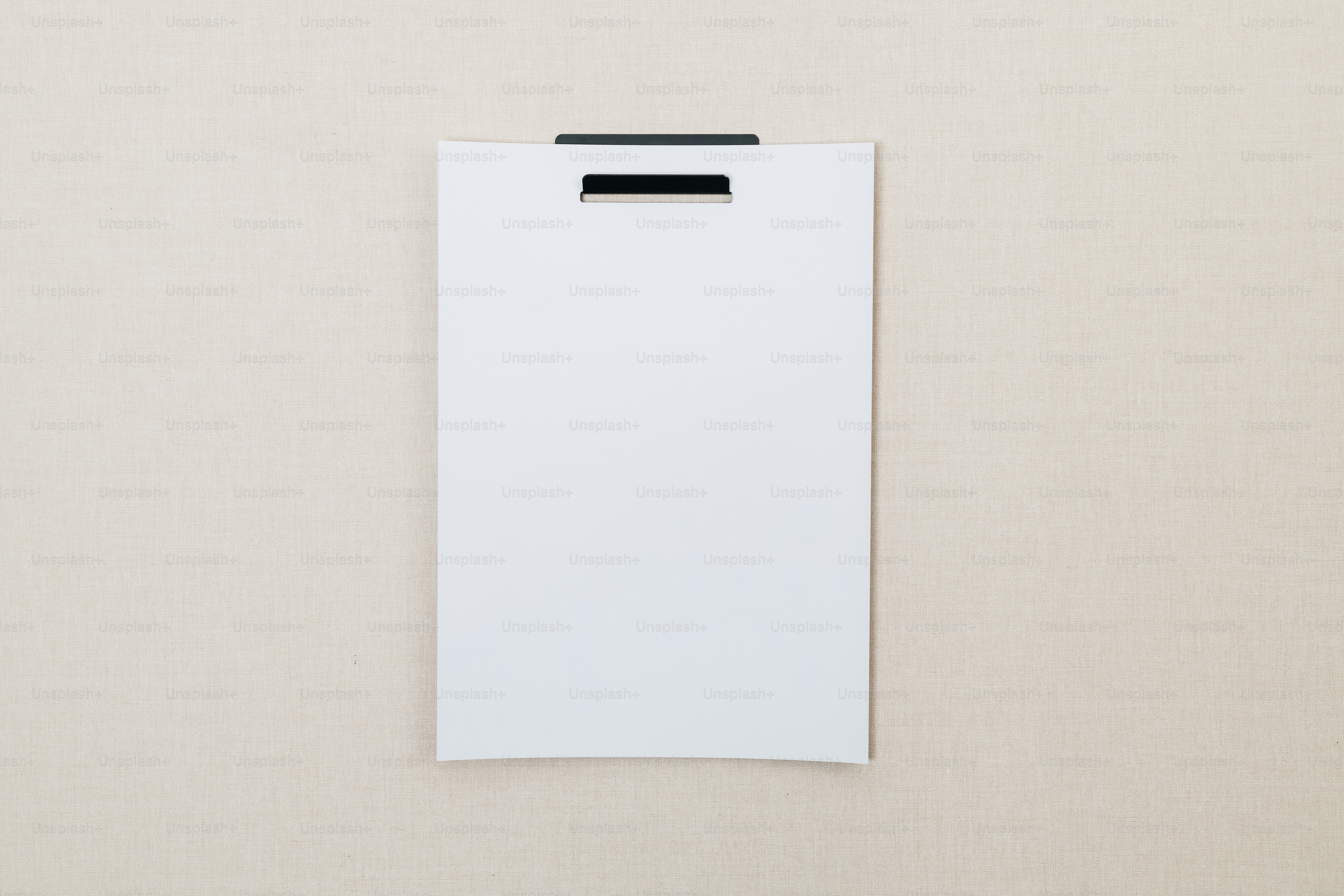 ein weißes Klemmbrett mit einem schwarzen Clip darauf