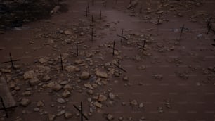 Ein Haufen Kreuze, die im Sand liegen