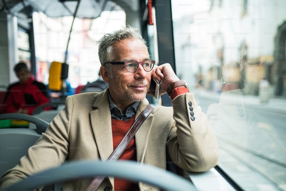 プラハの街をバスで旅行する疲れた成熟したハンサムなビジネスマン。スペースをコピーします。