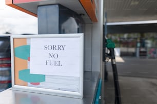 Un letrero de no combustible en la gasolinera debido a las crisis económicas