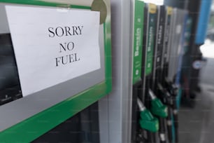 Um sinal de não combustível no posto de gasolina devido a condições econômicas