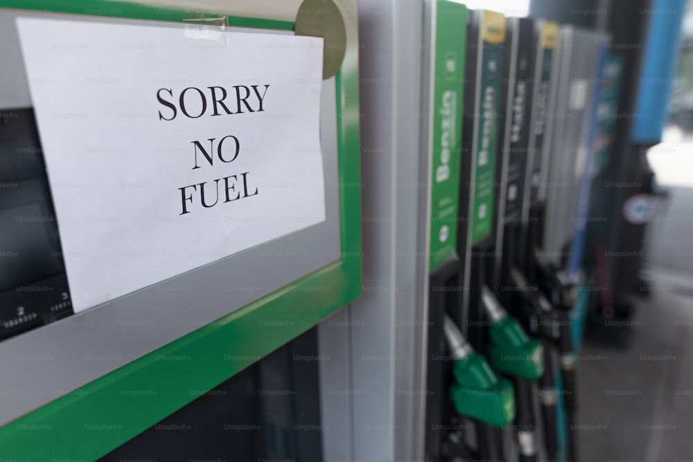 Un letrero de no combustible en la gasolinera debido a las crisis económicas