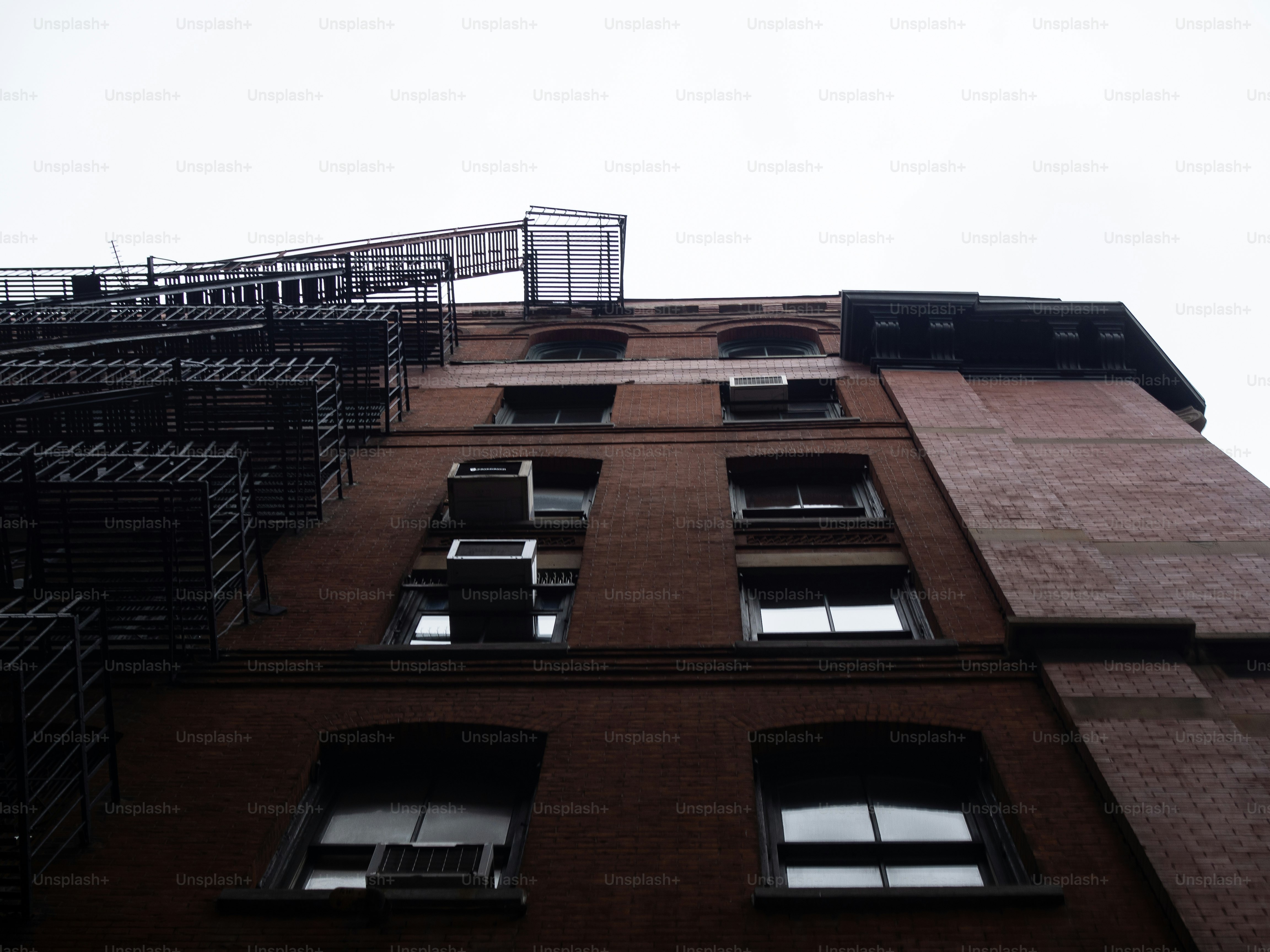 窓の多い高層レンガ造りの建物