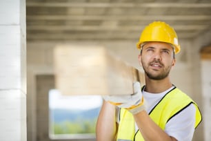 Trabajador de la construcción está trabajando en una nueva casa