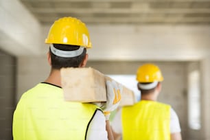 Trabajadores de la construcción que colaboran en la construcción de nuevas casas