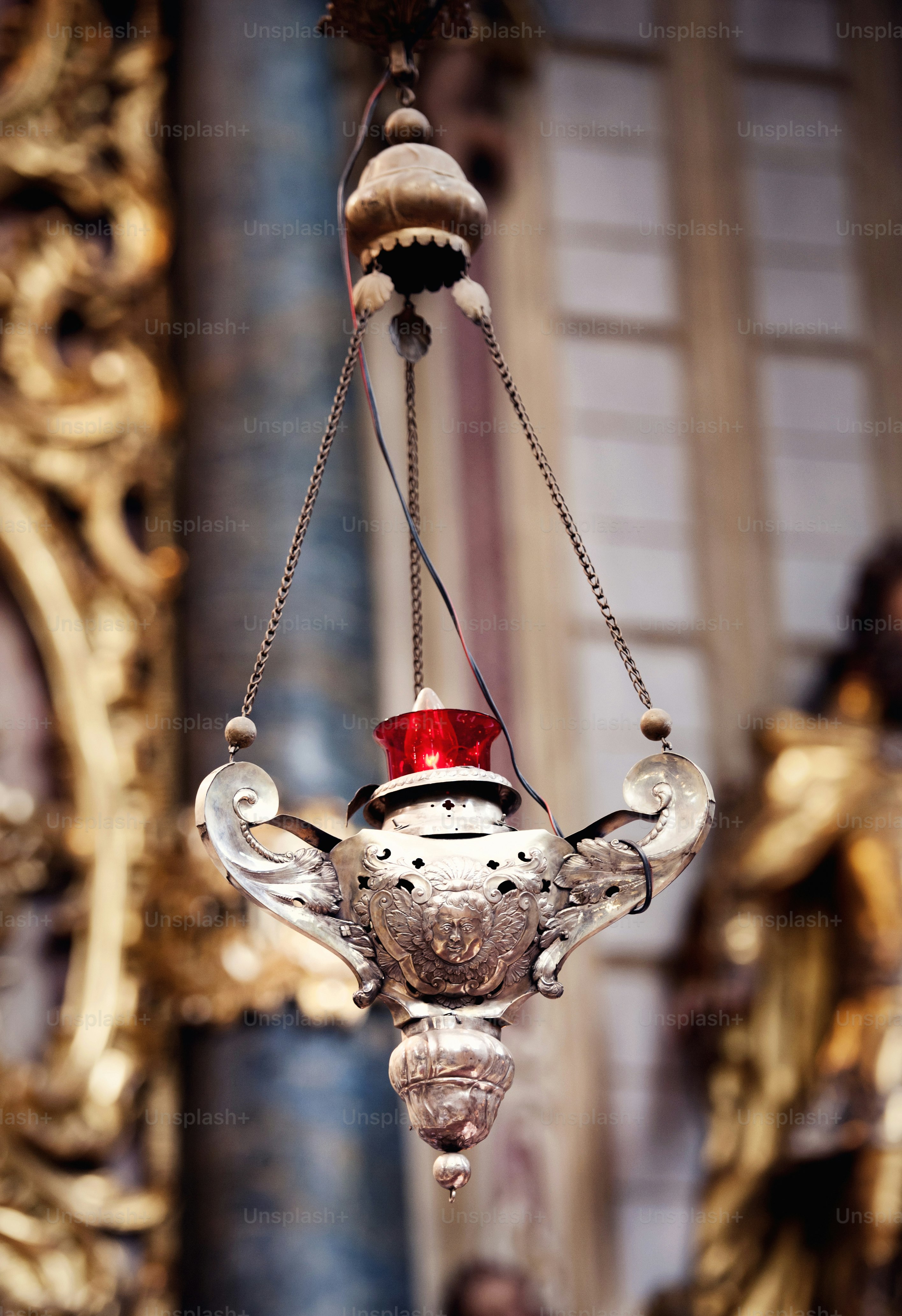 結婚式の準備ができている美しいヨーロッパの教会の内部。