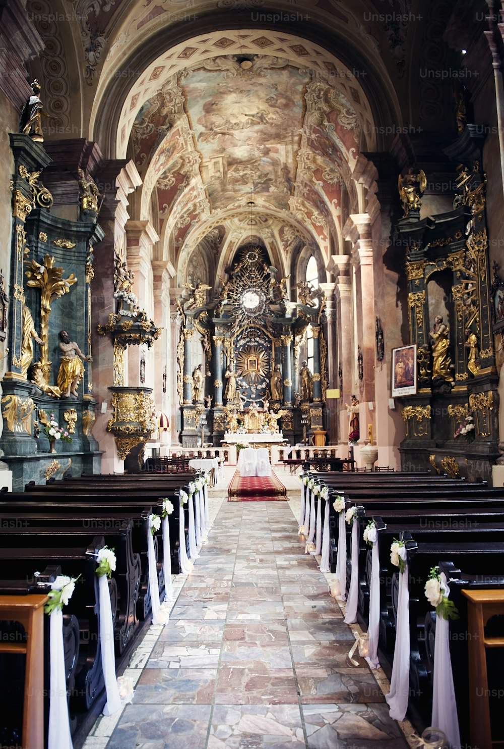 Interior da bela igreja europeia pronta para a cerimônia de casamento.