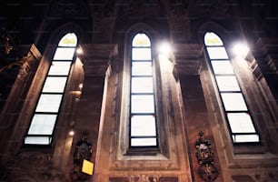 Interior de la hermosa iglesia europea lista para la ceremonia de boda.