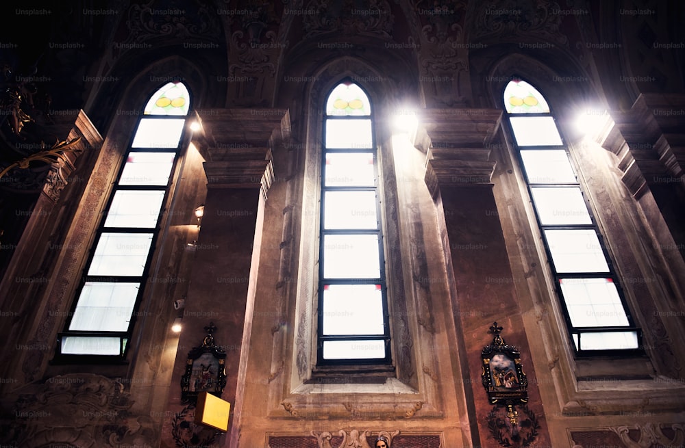 Interior de la hermosa iglesia europea lista para la ceremonia de boda.