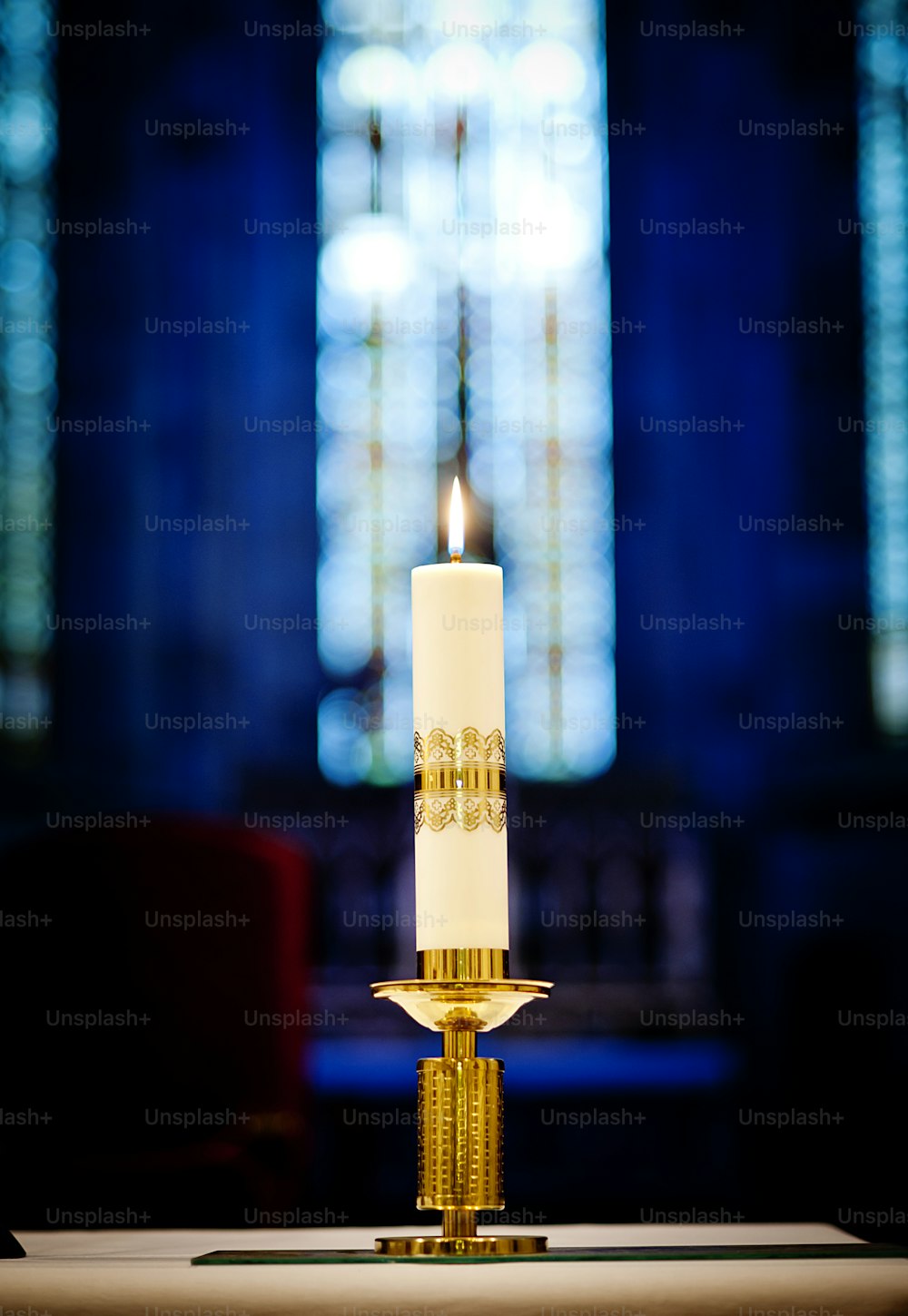 Intérieur de la belle église européenne prête pour la cérémonie de mariage.