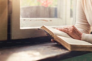 Mujer irreconocible sosteniendo una Biblia en sus manos