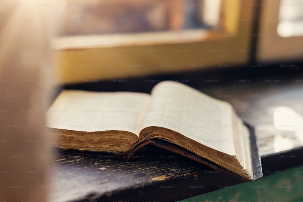Close up de um velho livro de orações colocado no peitoril da janela