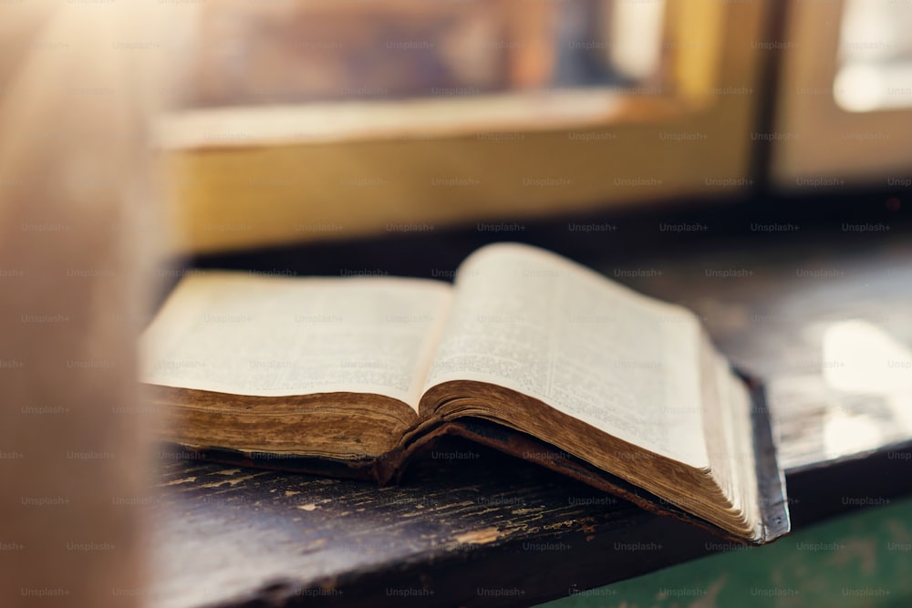 Nahaufnahme eines alten Gebetbuchs, das auf der Fensterbank liegt