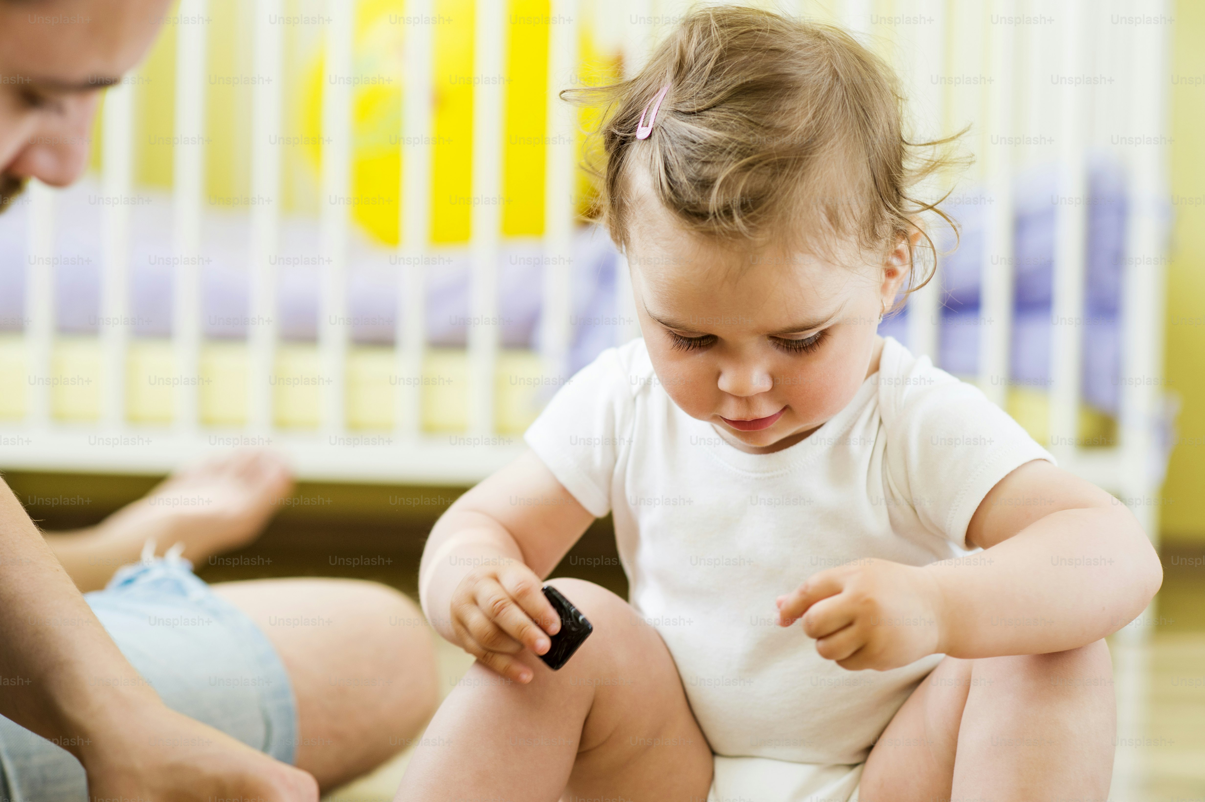 Padre feliz y su pequeña hija jugando con varios botones en casa foto ...