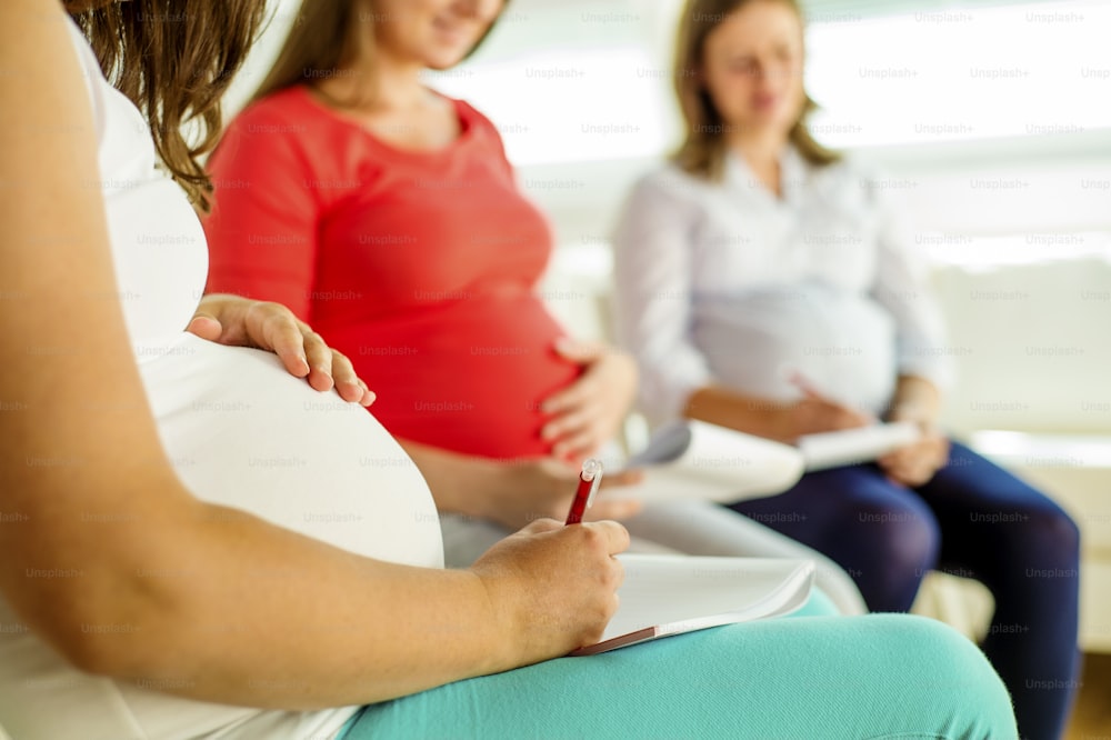 Feliz reunión de mujeres embarazadas en clase prenatal en el hospital