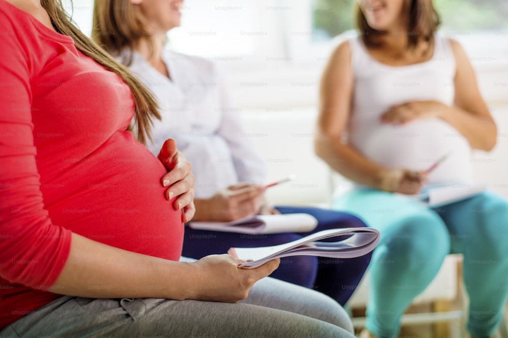 Feliz reunión de mujeres embarazadas en clase prenatal en el hospital