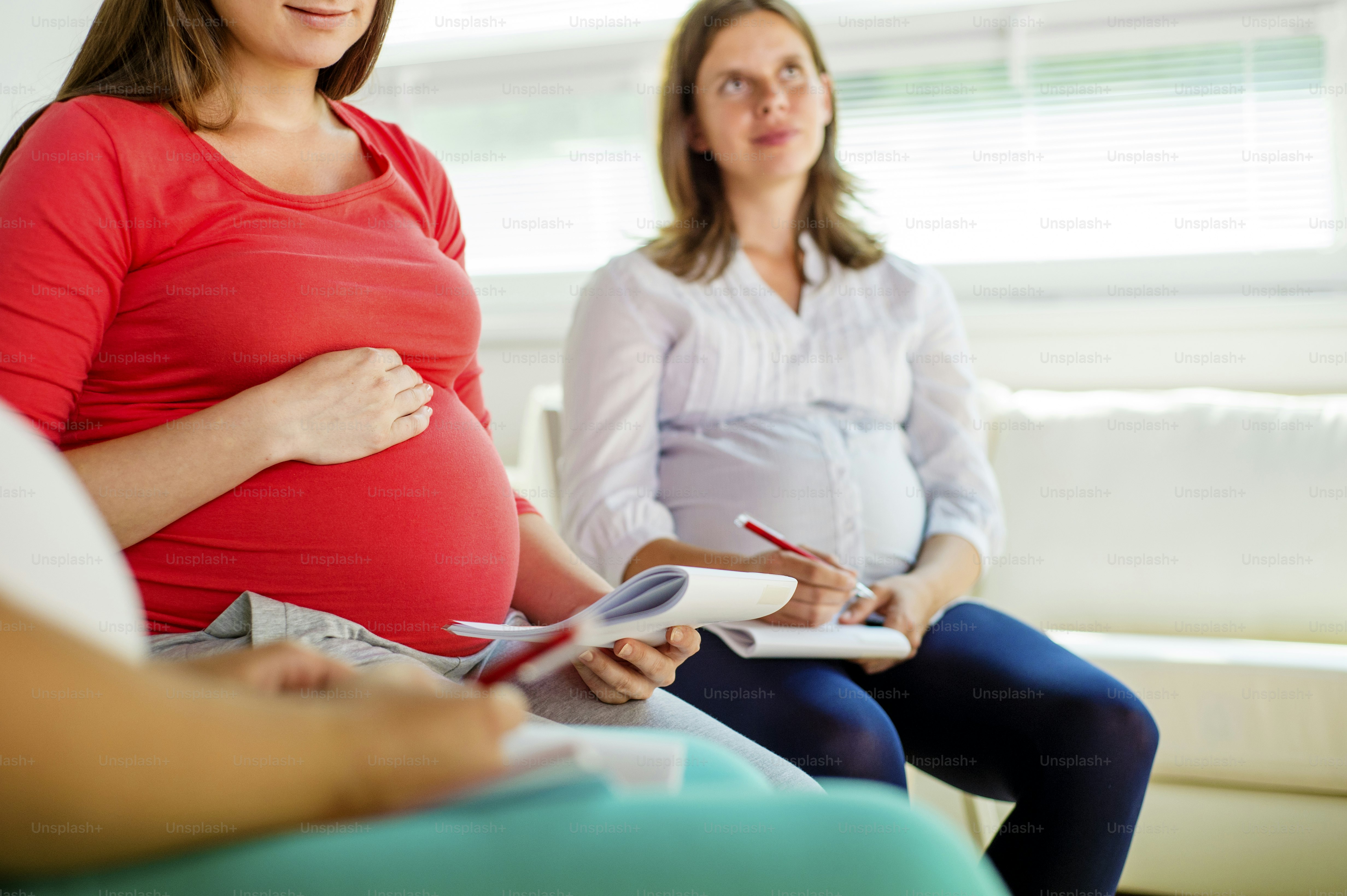 Feliz reunión de mujeres embarazadas en clase prenatal en el hospital