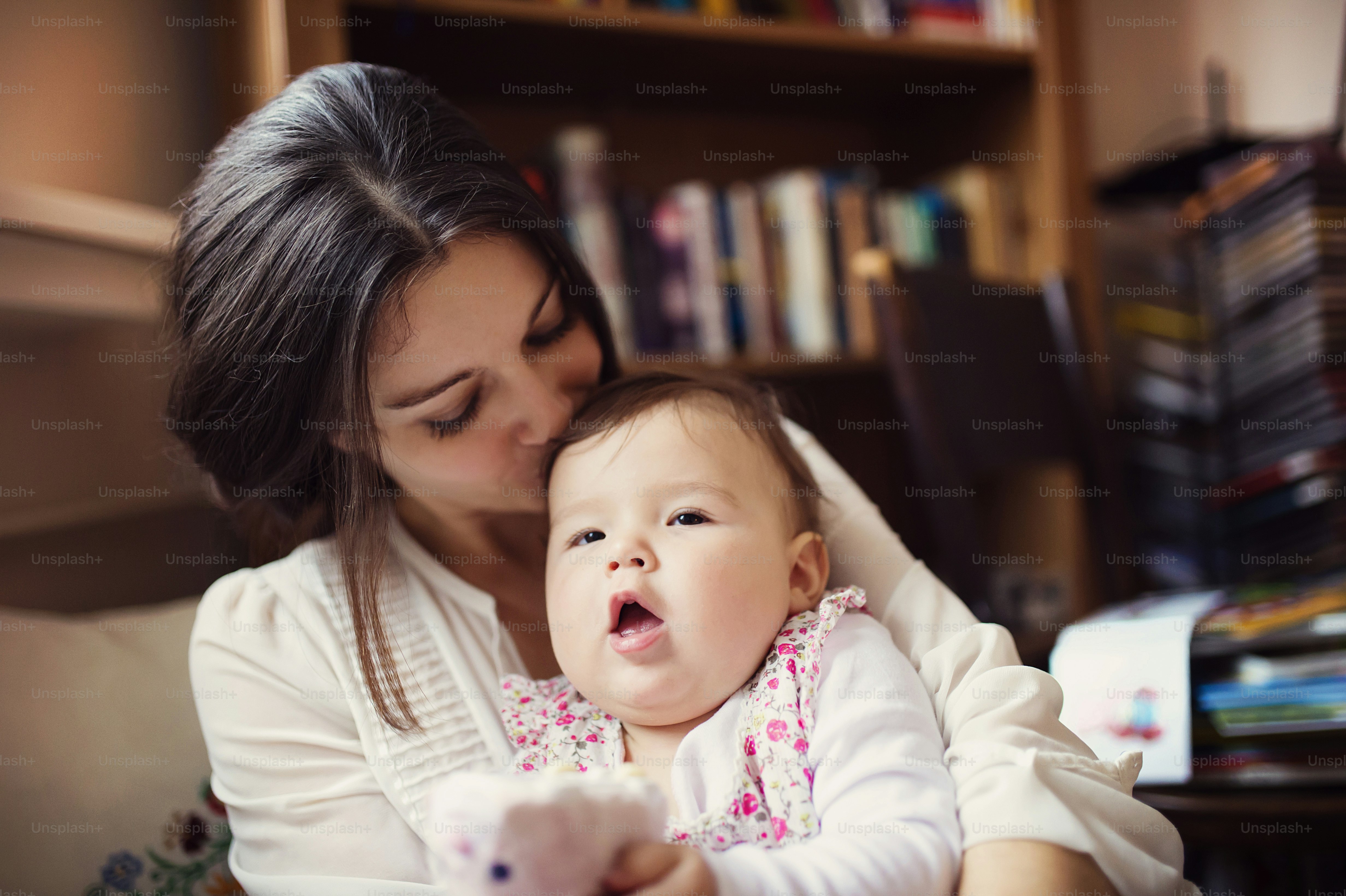 Ibu dengan bayi perempuannya di ruang tamu