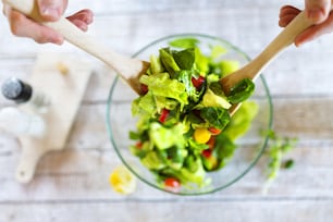 Unrecognizable man in the kitchen preparing healthy vegetable salad