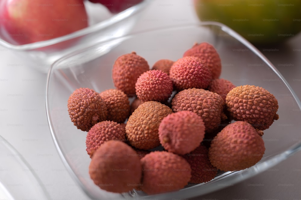 부엌 카운터에 있는 유리 그릇에 담긴 신선한 열매, 다이어트를 위한 건강 식품.
