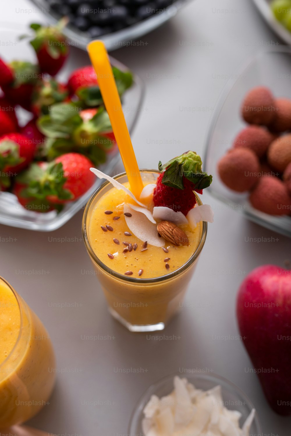 Un frullato di frutta fresca fatta in casa, una dieta sana e succosa per bevande vitaminiche o un concetto alimentare vegano