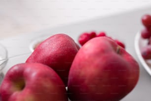 Manzanas frescas en un recipiente de vidrio en el mostrador de la cocina, alimentos saludables para la dieta.