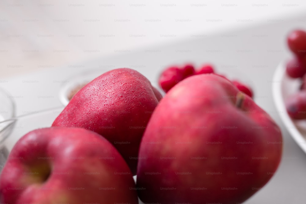 キッチンカウンターのガラスのボウルに新鮮なリンゴ、ダイエット用の健康食品。