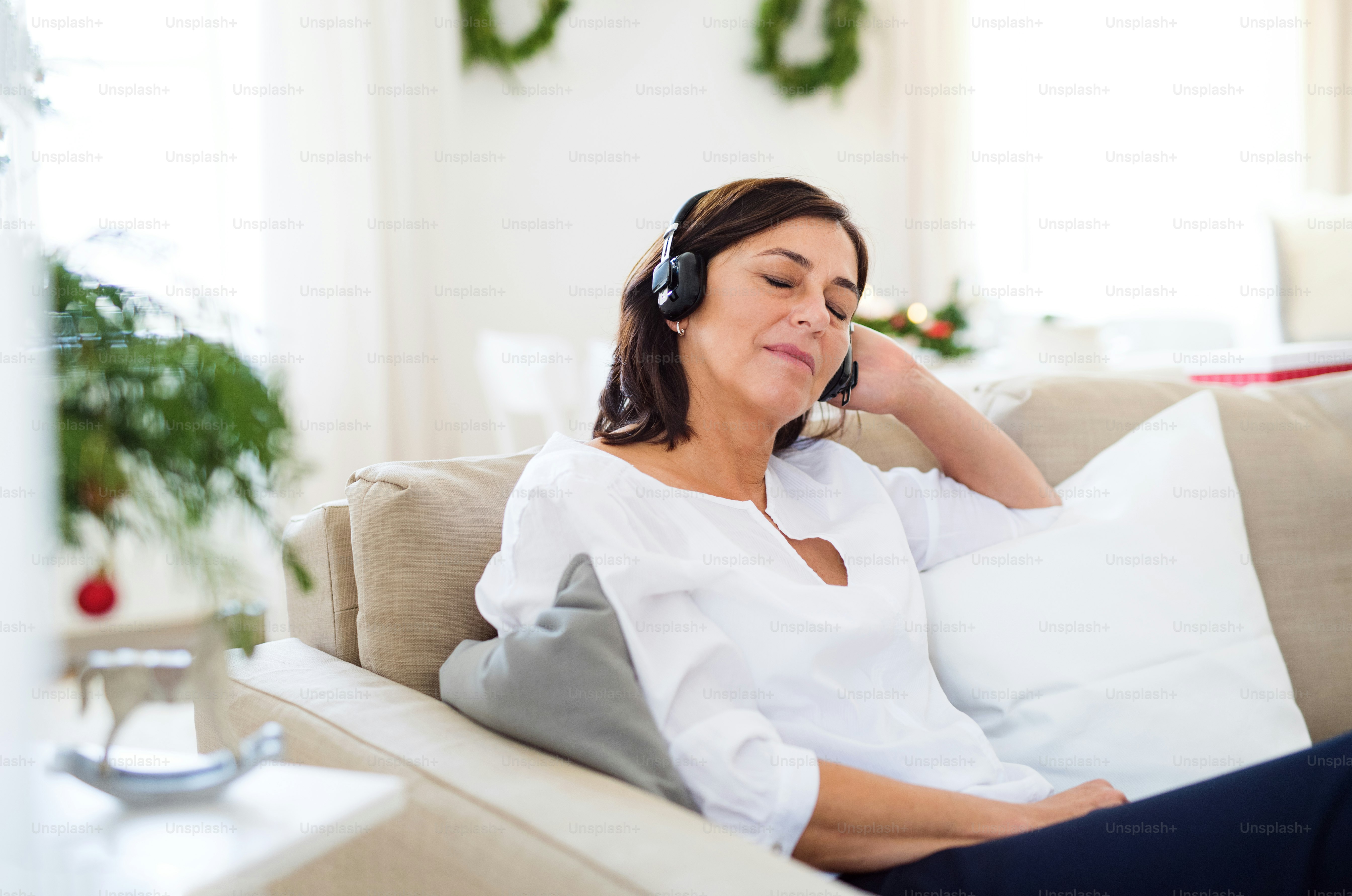 Woman Listening To Music Pictures | Download Free Images on Unsplash