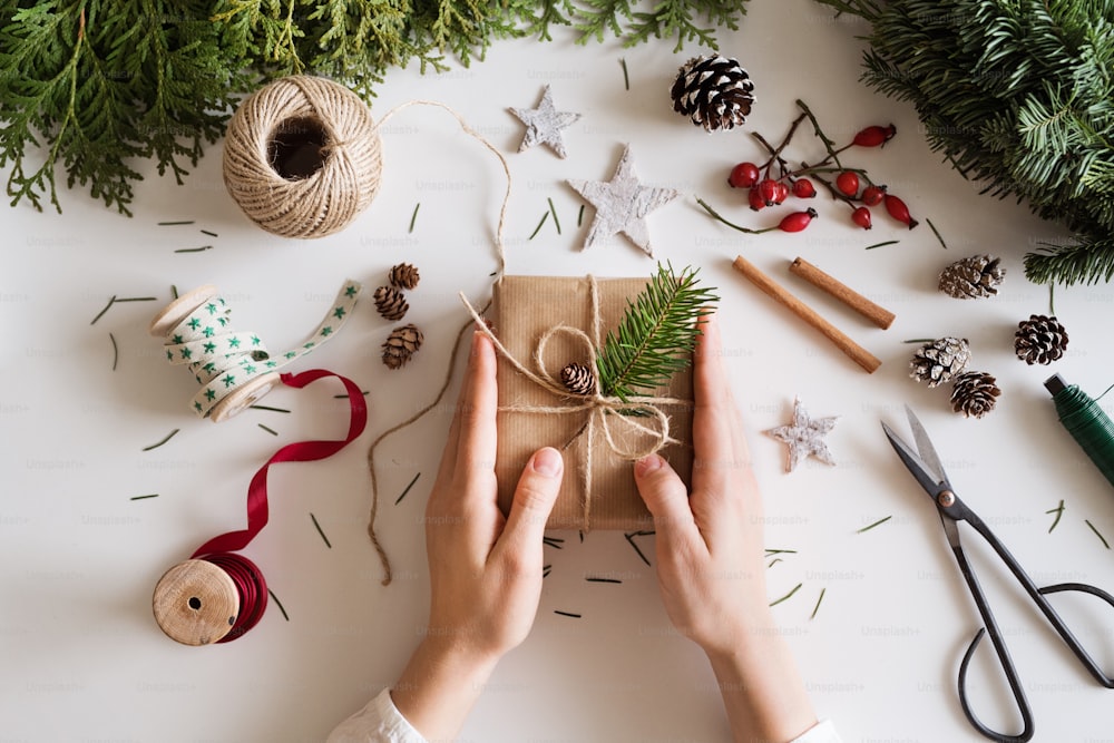 Composição do Natal em um fundo branco. Flat lay.