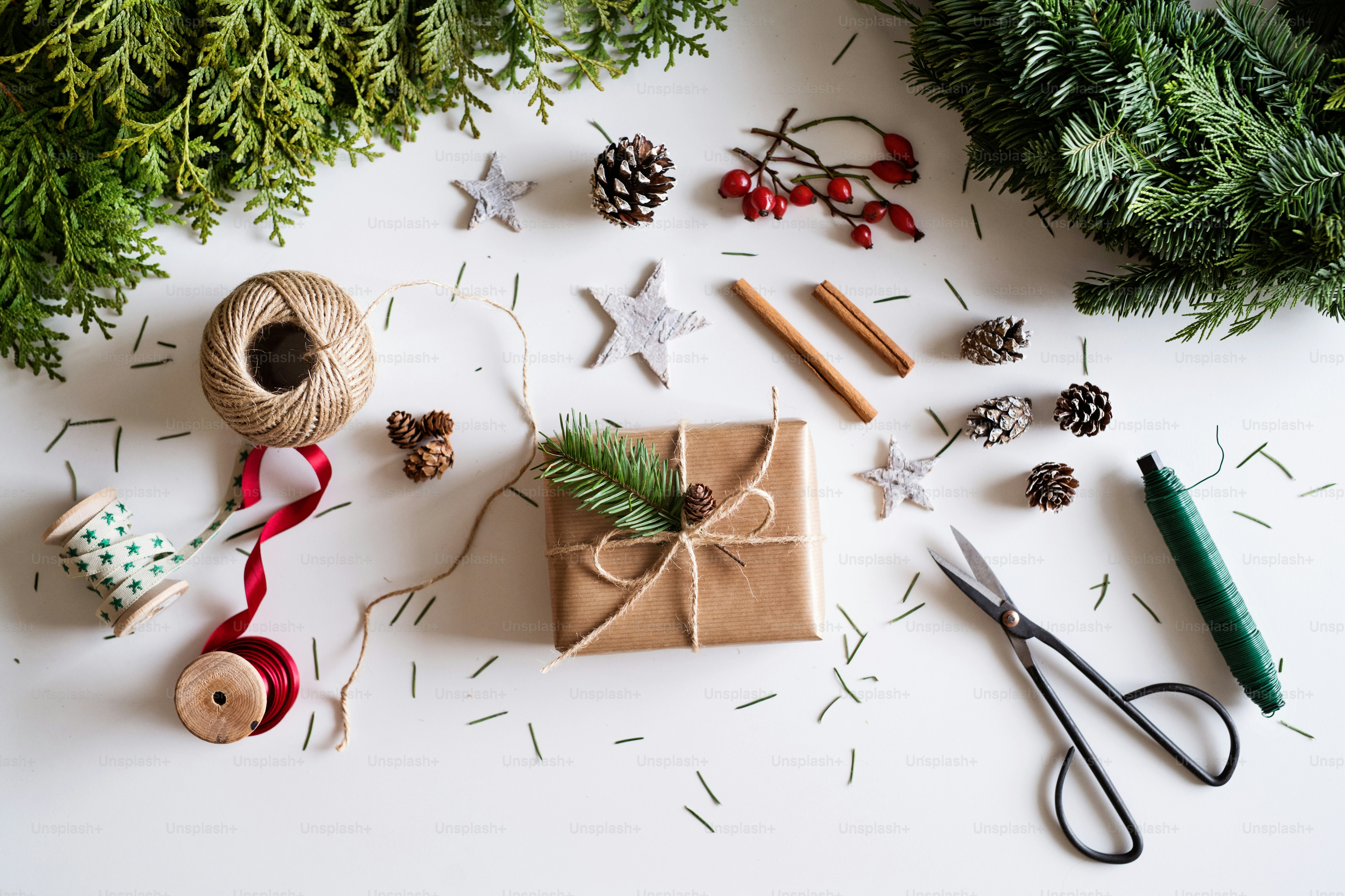 Composition de Noël sur fond blanc. Pose plate.