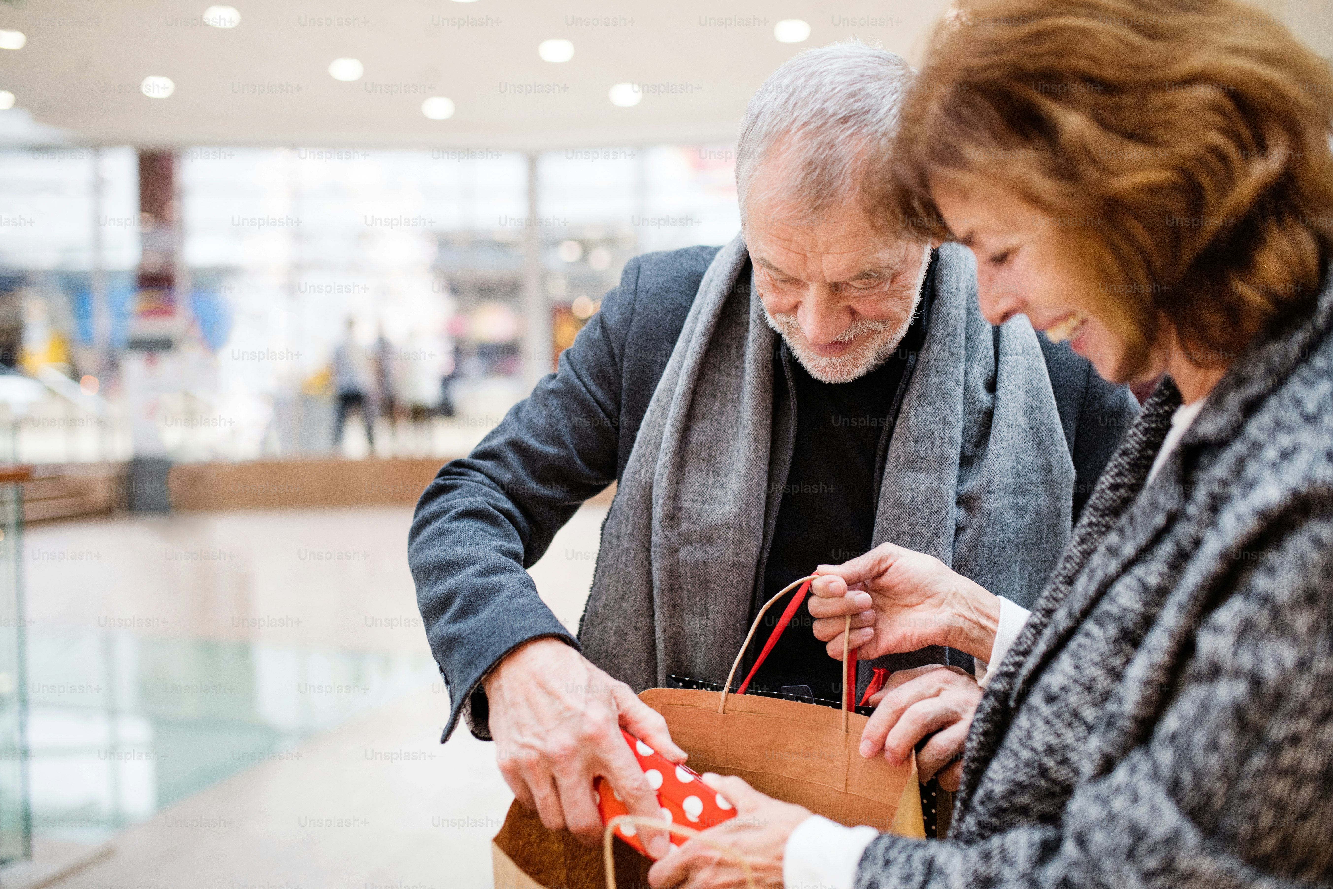 クリスマスの買い物をする老夫婦。クリスマスの時期にショッピングセンター。