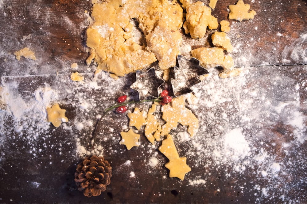 Biscotti di pan di zenzero che fanno nel periodo natalizio. Sfondo del concetto di cottura. Vista ad alto angolo.