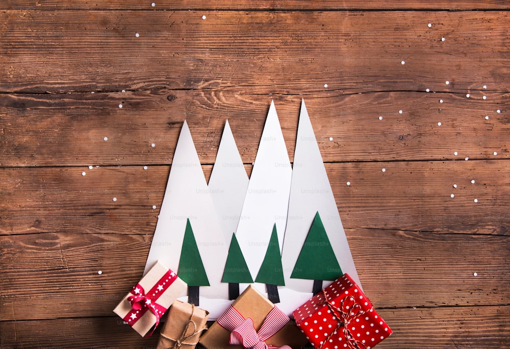 木の背景にクリスマスの構図。フラットレイ。