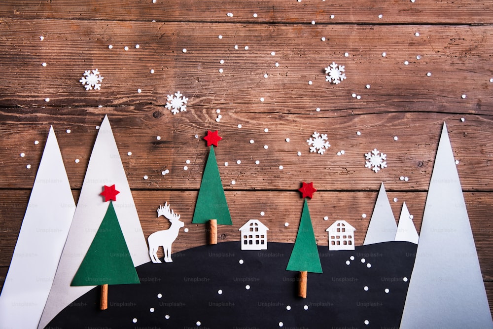 木の背景にクリスマスの構図。フラットレイ。スペースをコピーします。