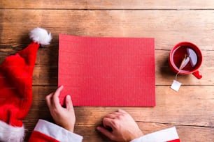 Babbo Natale con una lista dei desideri vuota nelle sue mani
