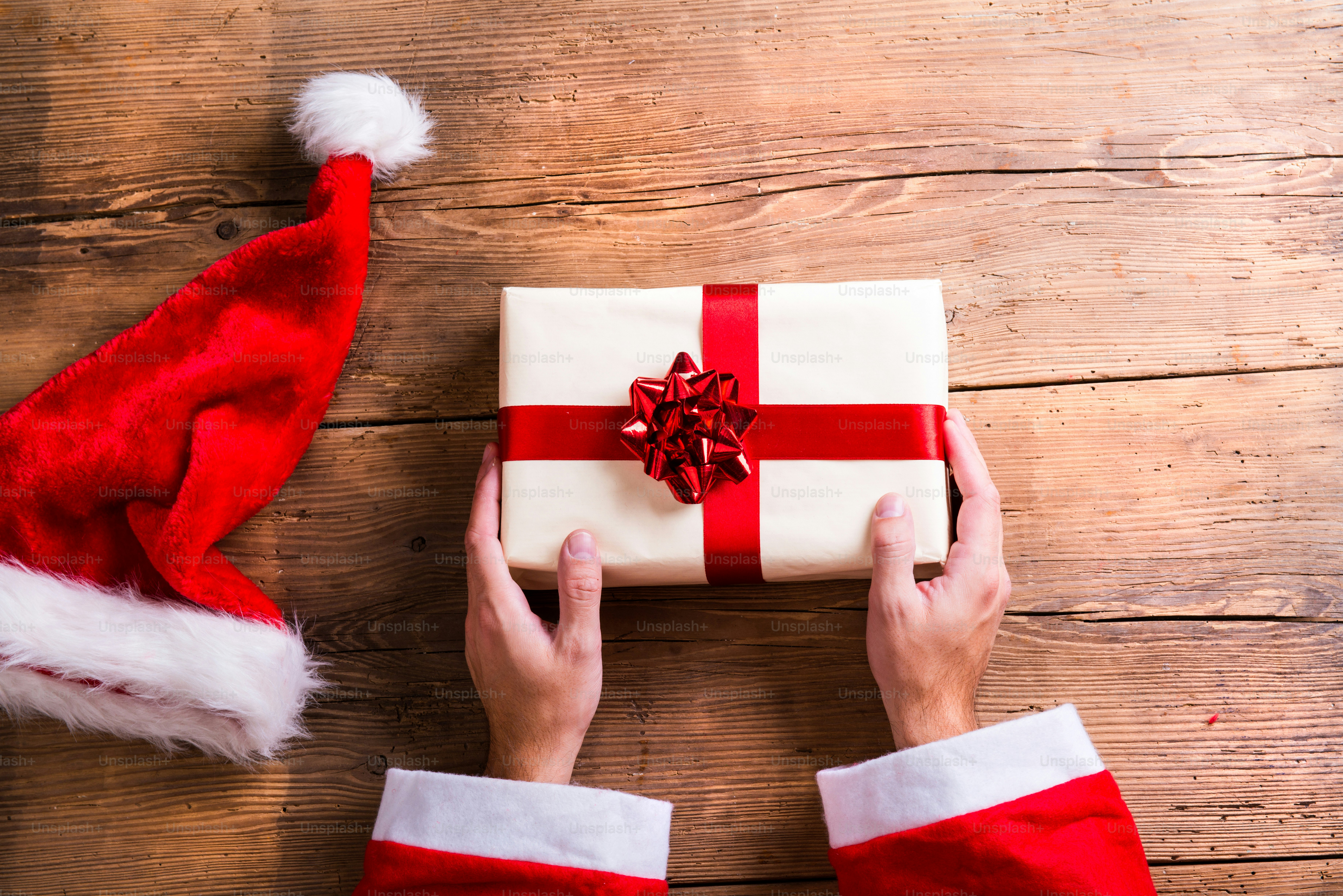 クリスマスの作曲。木の背景にスタジオショット。