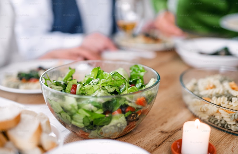 Primo piano di insalata di verdure verdi in ciotola a cena a casa.