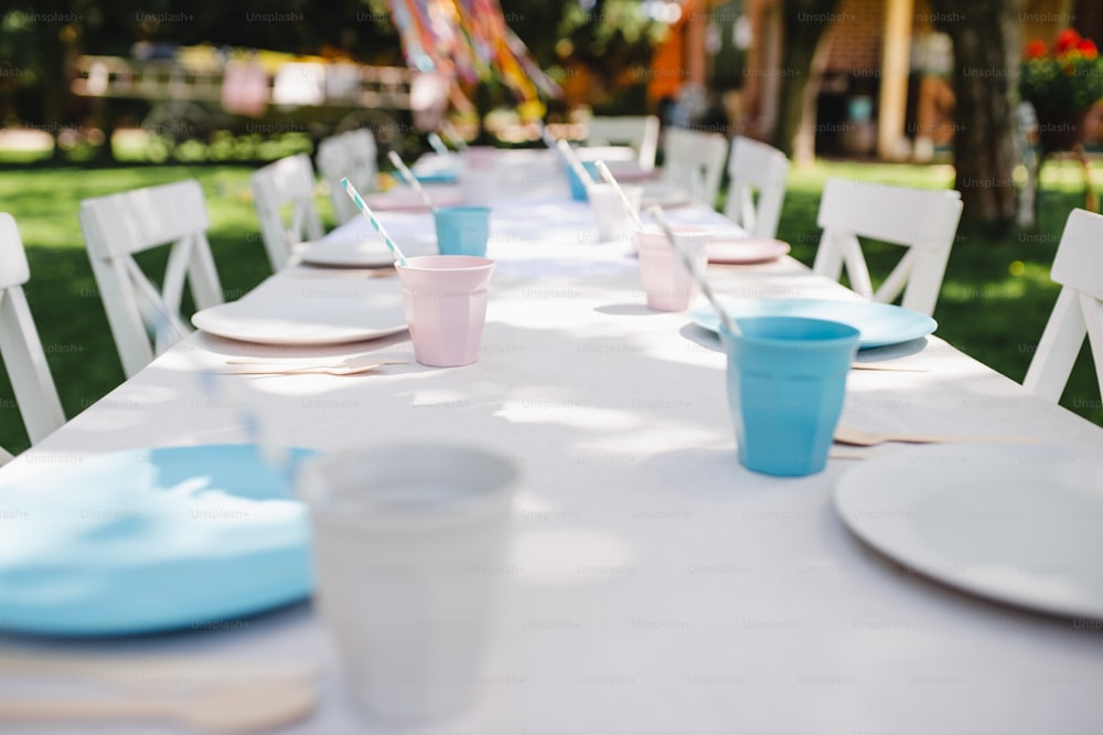 Tischdekoration für eine sommerliche Gartenparty, Geburtstagsfeierkonzept.