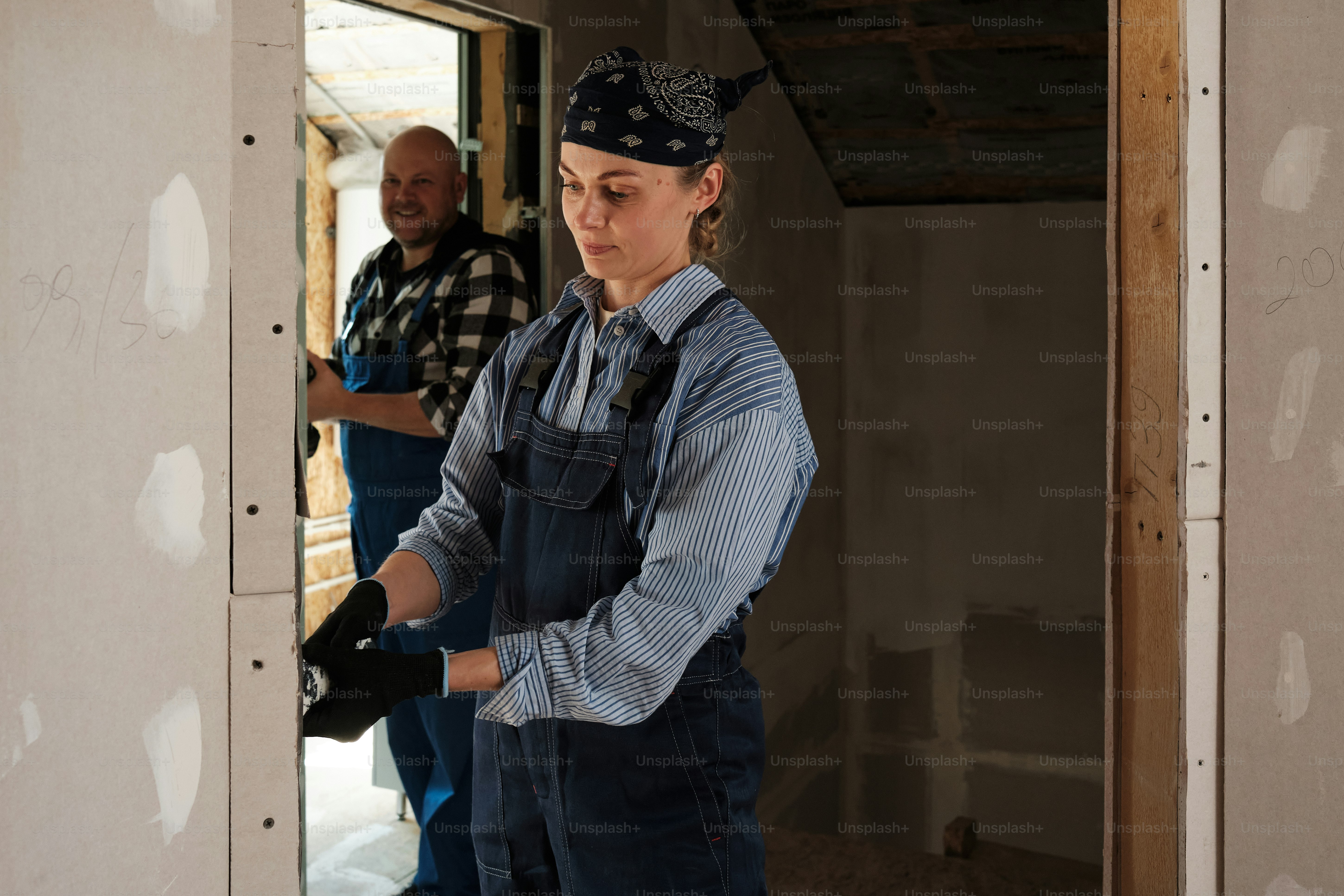 Eine Frau im Overall und ein Mann im blauen Hemd