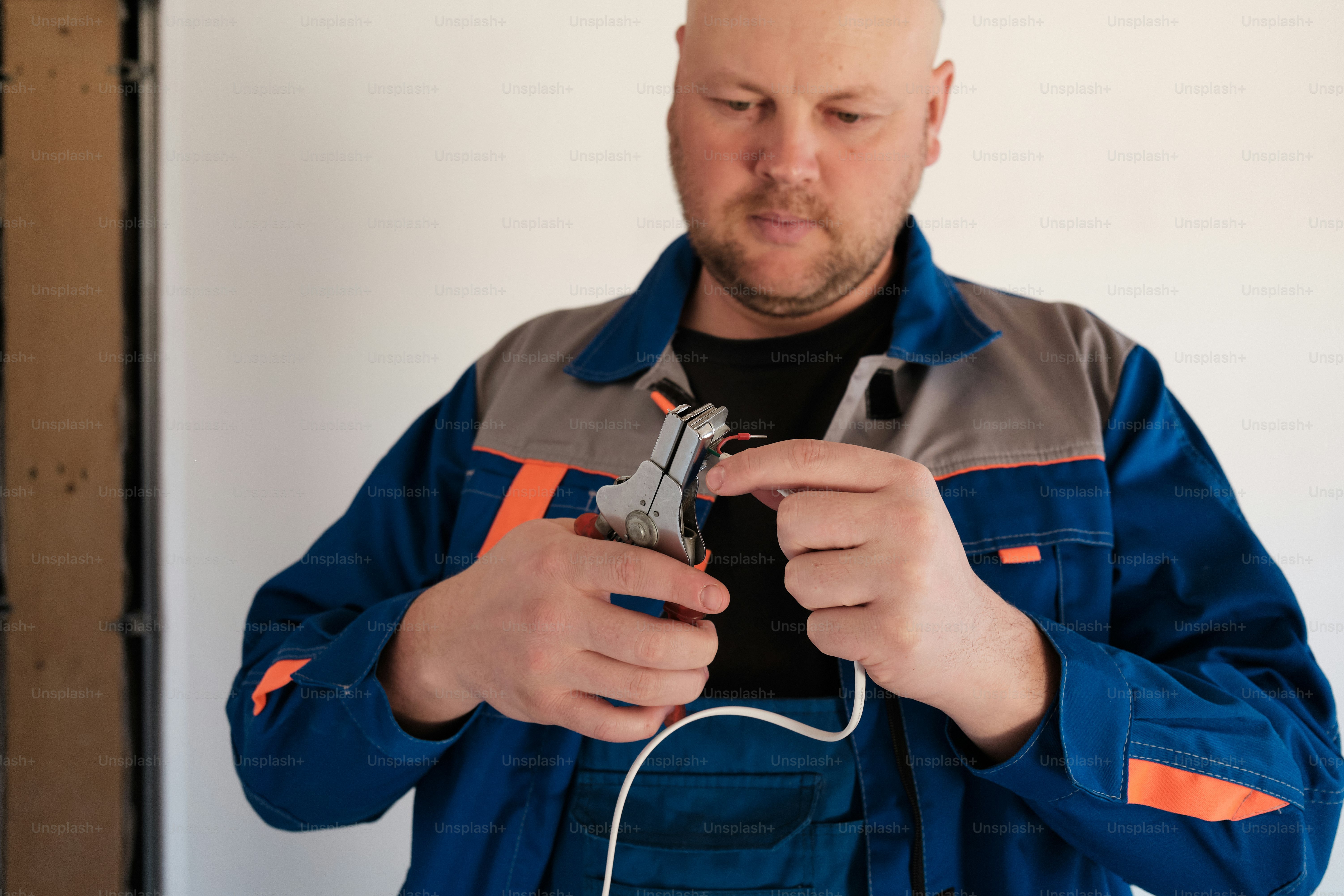 Ein Mann in blauer Jacke hält ein Handy in der Hand